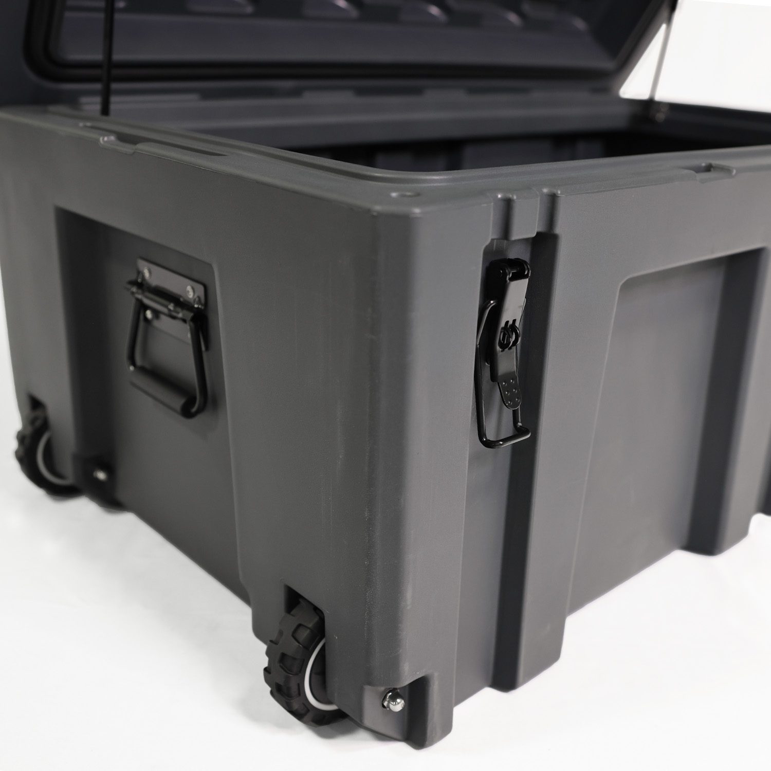 23Zero 220L Overland Gear Box Side View Lock and Latch Detail View